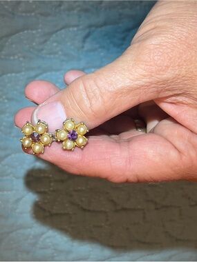 Pearl and Amethyst Flower screw back Earrings - Gold Tone